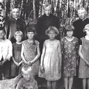 Ksiądz Wyszyński (w środku)  z wychowankami domu  dla niewidomych w Laskach