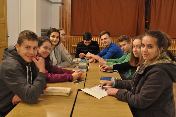 Dzielenie się wiarą w małych grupach podczas przygotowania do bierzmowania w Szymbarku w 2019 roku.