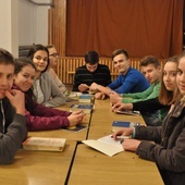Dzielenie się wiarą w małych grupach podczas przygotowania do bierzmowania w Szymbarku w 2019 roku.