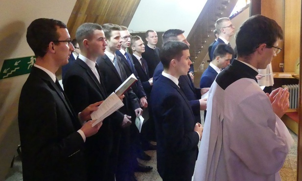 Nasi klerycy znów zapraszają do włączenia się w ich wyśpiewaną modlitwę.