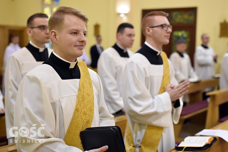 Diakoni przed święceniami w seminaryjnej kaplicy.