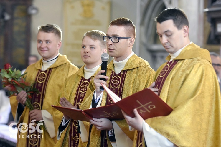 Moment podziękowania biskupom, rodzicom i bliskim neoprezbiterów.