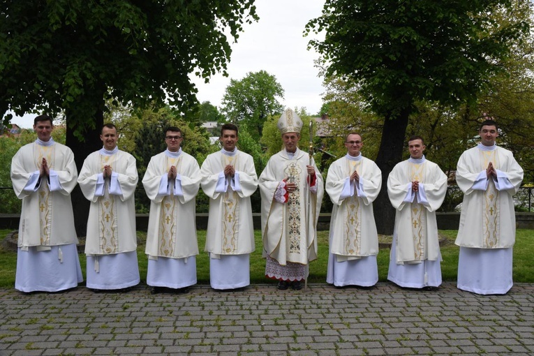 Nowi diakoni z bp. Stanisławem Salaterskim.