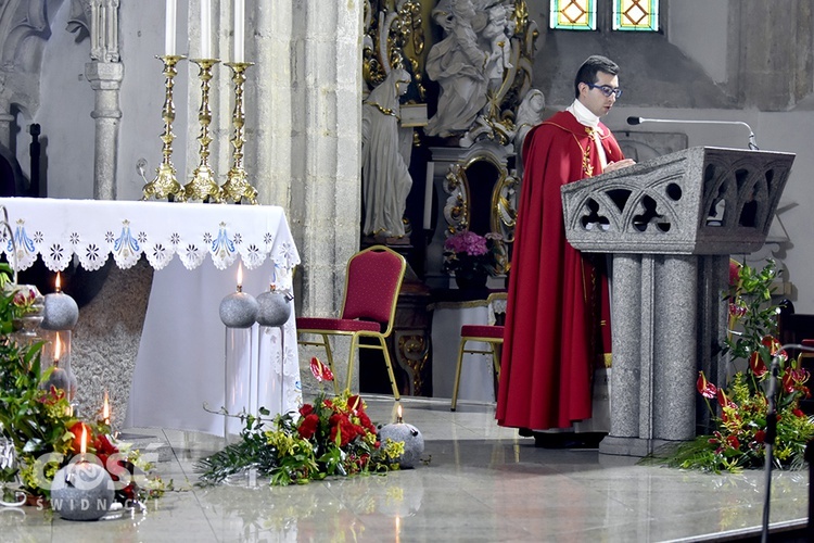 Strzegom. Wigilia Zesłania Ducha św. i gra świateł