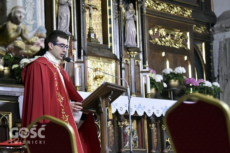 Strzegom. Wigilia Zesłania Ducha św. i gra świateł