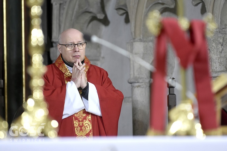 Strzegom. Wigilia Zesłania Ducha św. i gra świateł