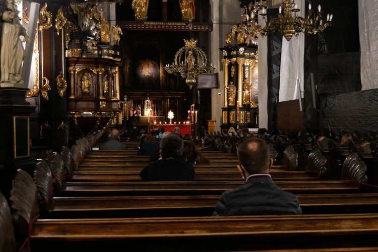 Czuwanie w kościołach stacyjnych