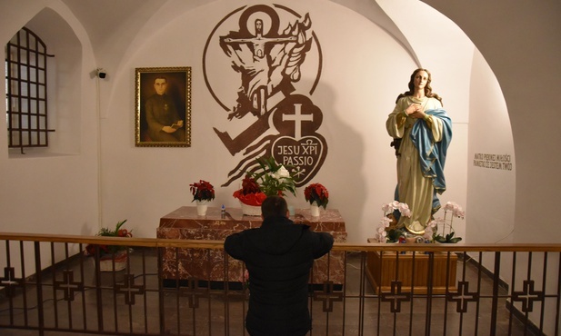 Grób o. Bernarda Kryszkiewicza w kruchcie przasnyskiego sanktuarium.