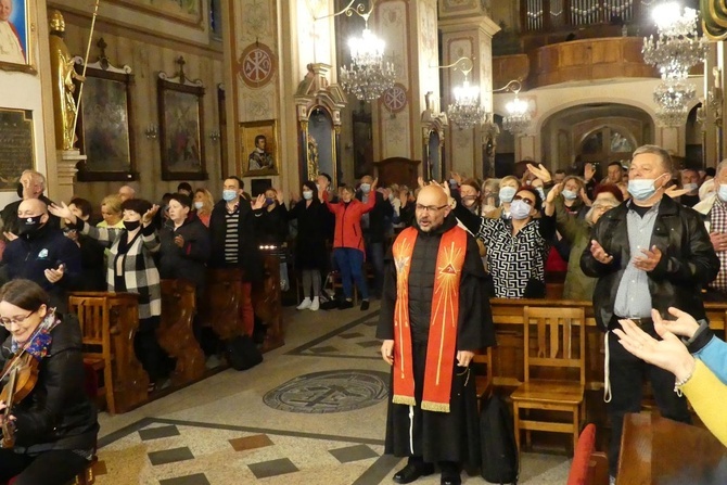 Wigilia Zesłania Ducha Świętego w sanktuarium Matki Bożej w Rychwałdzie