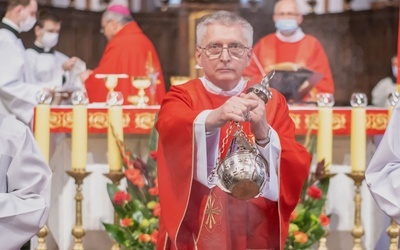 Żona, cztery córki, czworo wnucząt. Właśnie przyjął święcenia