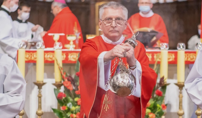 Żona, cztery córki, czworo wnucząt. Właśnie przyjął święcenia