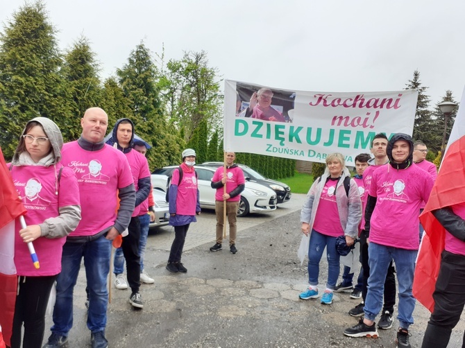 Absolwenci ze Zduńskiej Dąbrowy na Łowickiej Pieszej Pielgrzymce