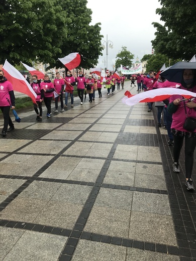 Absolwenci ze Zduńskiej Dąbrowy na Łowickiej Pieszej Pielgrzymce