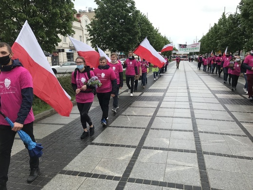 Absolwenci ze Zduńskiej Dąbrowy na Łowickiej Pieszej Pielgrzymce