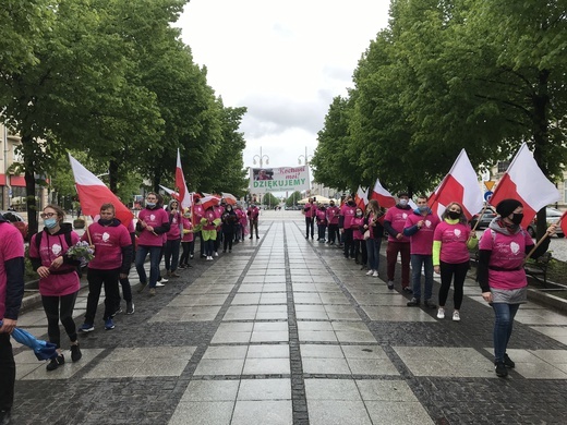 Absolwenci ze Zduńskiej Dąbrowy na Łowickiej Pieszej Pielgrzymce