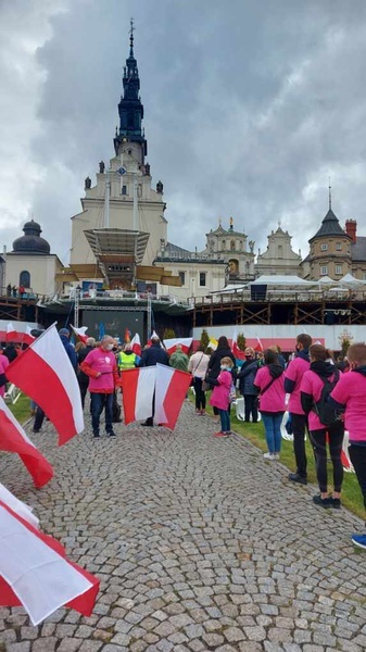 Absolwenci ze Zduńskiej Dąbrowy na Łowickiej Pieszej Pielgrzymce