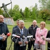 Konferencja prasowa odbyła się przy pomniku "Łucznika" w Radomiu, w sąsiedztwie byłych zakładów zbrojeniowych.