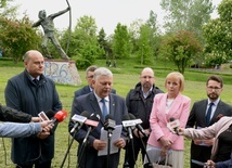 Konferencja prasowa odbyła się przy pomniku "Łucznika" w Radomiu, w sąsiedztwie byłych zakładów zbrojeniowych.