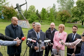Konferencja prasowa odbyła się przy pomniku "Łucznika" w Radomiu, w sąsiedztwie byłych zakładów zbrojeniowych.