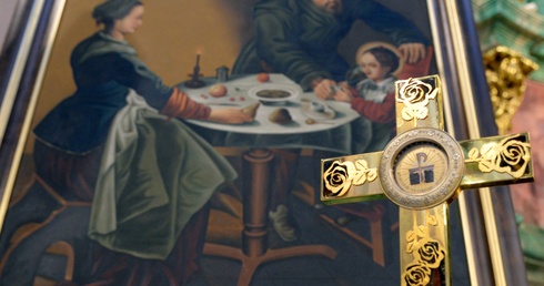 Peregrynacji towarzyszą kopie obrazu Matki Bożej Świętorodzinnej ze Studzianny oraz relikwie św. Joanny Beretty Molla i świętych Zelii i Ludwika Martinów.