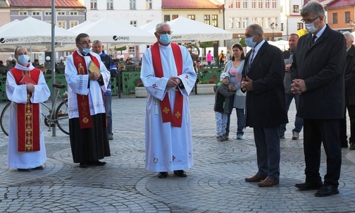 Duszpasterze i samorządowcy 22 maja 2021 r. przed pomnikiem św. Jana Pawła II w Żywcu.