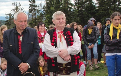 Adam Banaś (w białej koszuli) podczas jednej  ze Mszy św.