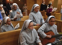 ►	Mimo odmienności kulturowej zakonnice doskonale komunikują się z pensjonariuszami mieszkającymi w domu.