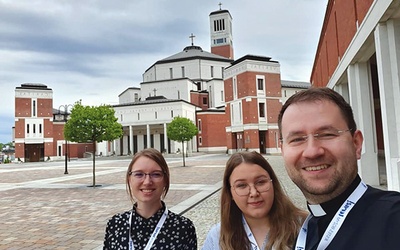 Do Krakowa z diecezji elbląskiej pojechali Alicja, Kinga i ks. Marek 