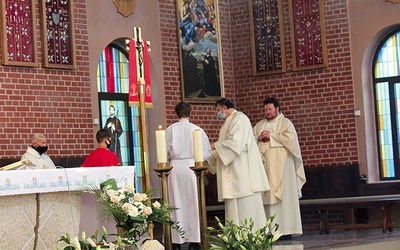 O. Łukasz Dębiński SJ (z prawej) poświęcił obraz św. Ignacego Loyoli.