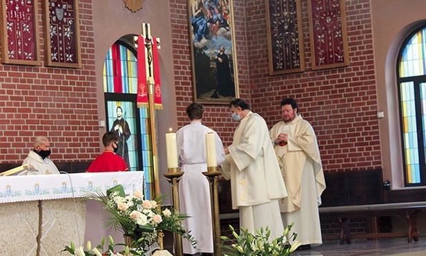 O. Łukasz Dębiński SJ (z prawej) poświęcił obraz św. Ignacego Loyoli.