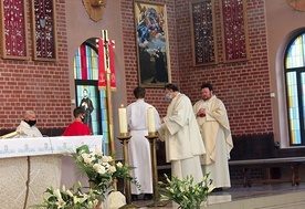 O. Łukasz Dębiński SJ (z prawej) poświęcił obraz św. Ignacego Loyoli.