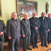 ▲	Uhonorowani księża w towarzystwie biskupa opolskiego i biskupów pomocniczych.