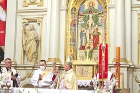 ▲	Arcybiskup błogosławił Mławie relikwiami świętego.