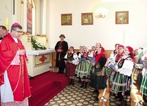 ▲	 Eucharystia odprawiona została w kościele parafialnym  pw. św. Mikołaja Biskupa w Żdżarach.