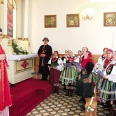 ▲	 Eucharystia odprawiona została w kościele parafialnym  pw. św. Mikołaja Biskupa w Żdżarach.