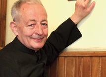 ▲	Ksiądz proboszcz Jan Peła wskazuje na starą tabliczkę w zakrystii, świadczącą o dawnym patronacie Oblubieńca Maryi nad tą świątynią parafialną. 