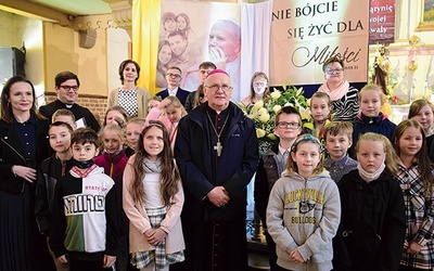 ▲	Po Mszy św. abp Józef Górzyński rozmawiał z uczniami nidzickich szkół.