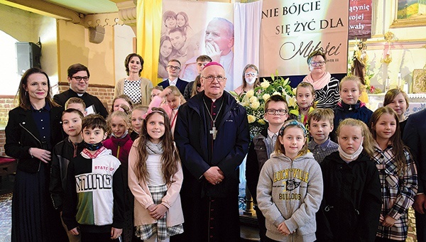 ▲	Po Mszy św. abp Józef Górzyński rozmawiał z uczniami nidzickich szkół.