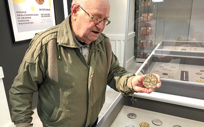 ▲	 Tadeusz Wojcieszyn pokazuje jeden z medali z papieskiej kolekcji.