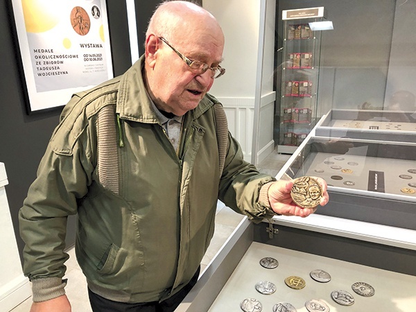 ▲	 Tadeusz Wojcieszyn pokazuje jeden z medali z papieskiej kolekcji.