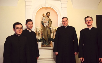 ◄	Neoprezbiterzy  przy figurze św. Józefa, patrona Wyższego Seminarium Duchownego Diecezji Legnickiej.