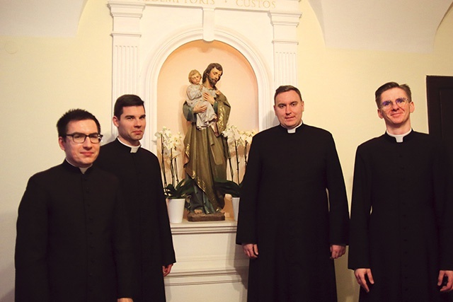 ◄	Neoprezbiterzy  przy figurze św. Józefa, patrona Wyższego Seminarium Duchownego Diecezji Legnickiej.