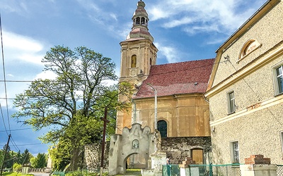 Kościół wybudowano w latach 1754–1757 w stylu barokowym.