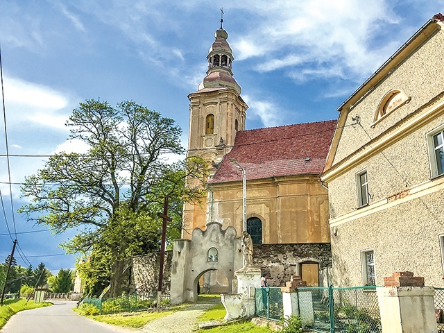 Kościół wybudowano w latach 1754–1757 w stylu barokowym.