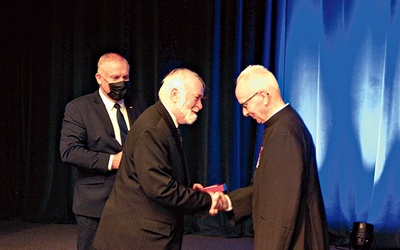 Odznaczenie wręczyli kapłanowi wicewojewoda małopolski Ryszard Pagacz i senator Kazimierz Wiatr.