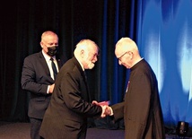 Odznaczenie wręczyli kapłanowi wicewojewoda małopolski Ryszard Pagacz i senator Kazimierz Wiatr.