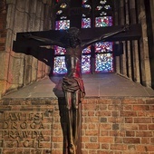 Krzyż misyjny w świątyni.