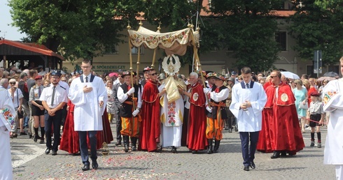 3 czerwca ulicami Łowicza przejdzie tradycyjna procesja eucharystyczna.