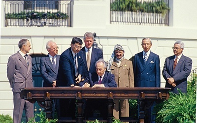 Minister spraw zagranicznych Izraela podpisuje porozumienie z OWP, 13 września 1993 r.