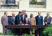 Minister spraw zagranicznych Izraela podpisuje porozumienie z OWP, 13 września 1993 r.